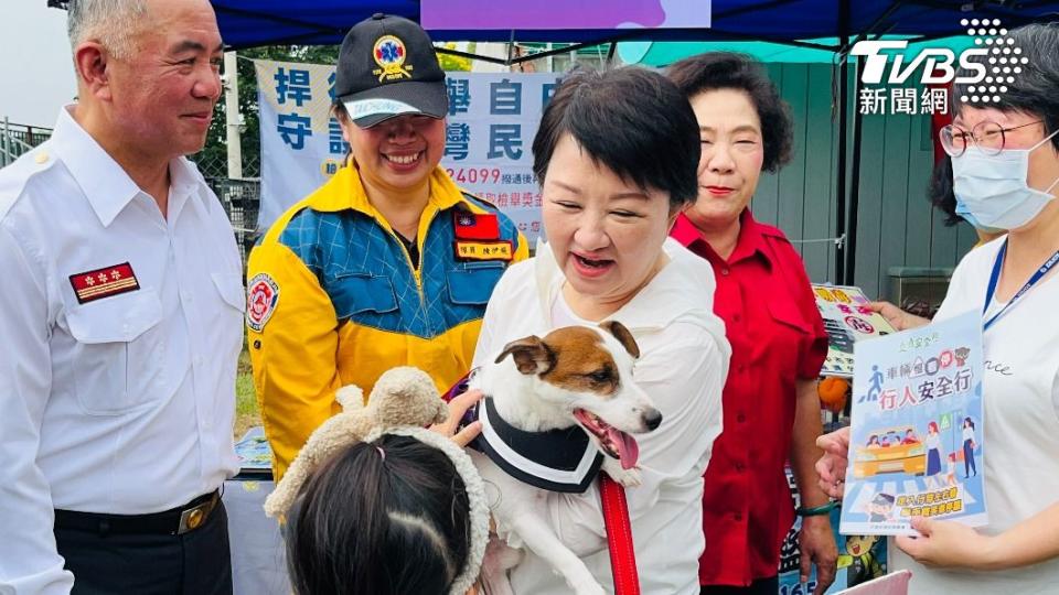 盧市長抱搜救犬和民眾互動。（圖／陳祁 攝）