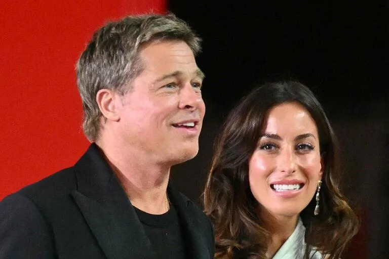 Brad Pitt junto a su flamante novia, Inés de Ramon, en su primera alfombra roja juntos