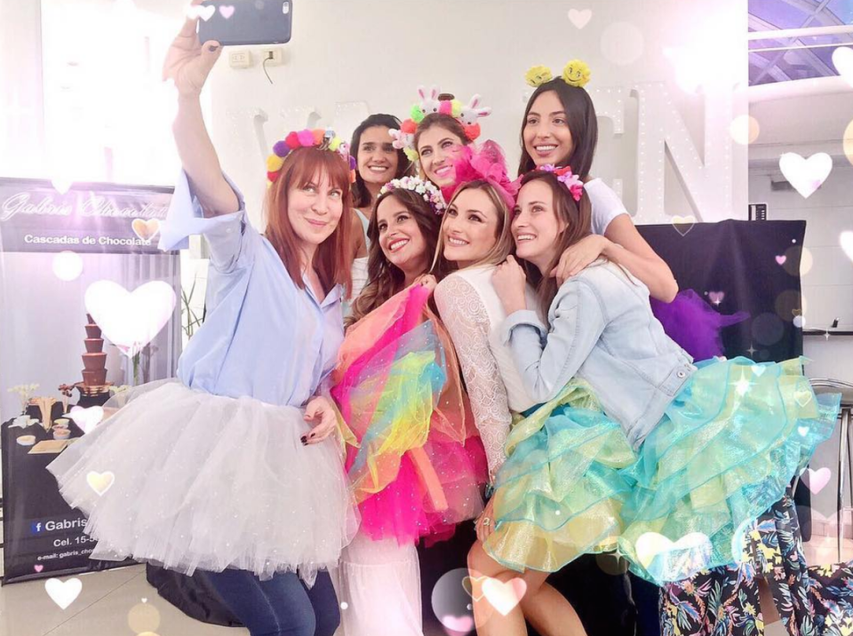 Selfie grupal. Las invitadas se animaron a ponerse un tutú y bailar el ya clásico tema infantil, “Jardín tin tin”, de la misma Lourdes. - Foto: Instagram.com/lourdessanchezok