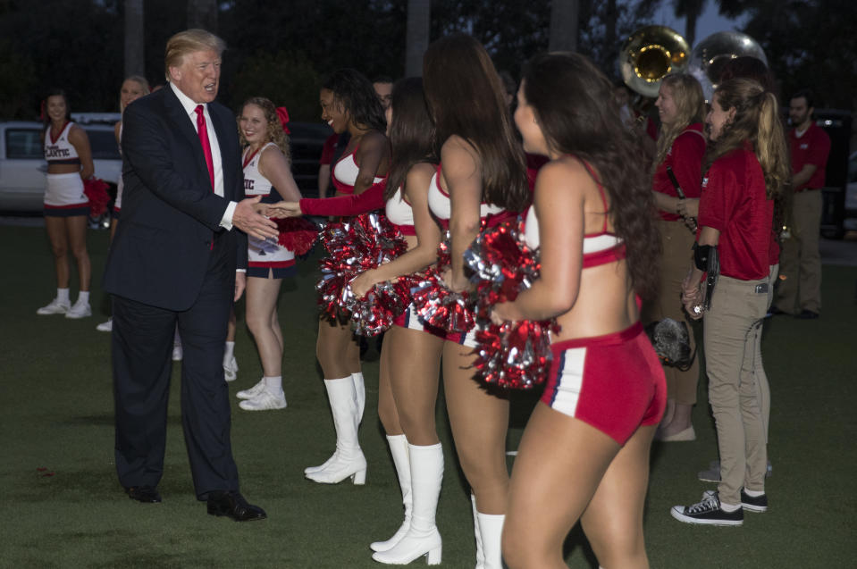 Así fue la fiesta de Trump para ver el Super Bowl: con porristas y Melania