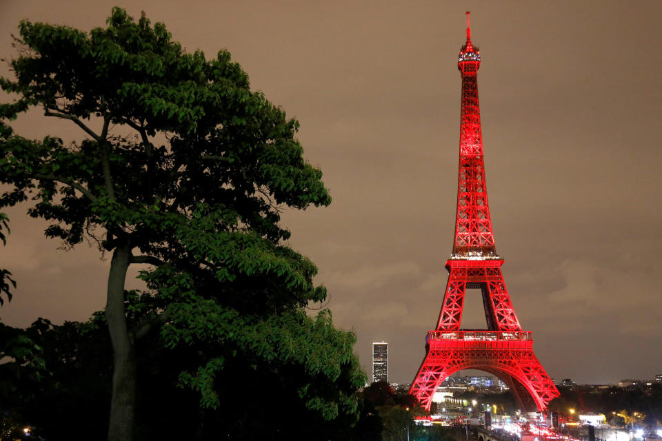 <p>Die Künstler Motoko Ishii and Akari-Lisa Ishii präsentieren im Rahmen eines zwei-tägigen Events verschiedene Lichtbilder auf dem Pariser Eiffelturm. Damit sollen unter anderem die seit 160 Jahren aufrechten diplomatischen Beziehungen zwischen Japan und Frankreich gefeiert werden. (Bild: Reuters/Charles Platiau) </p>