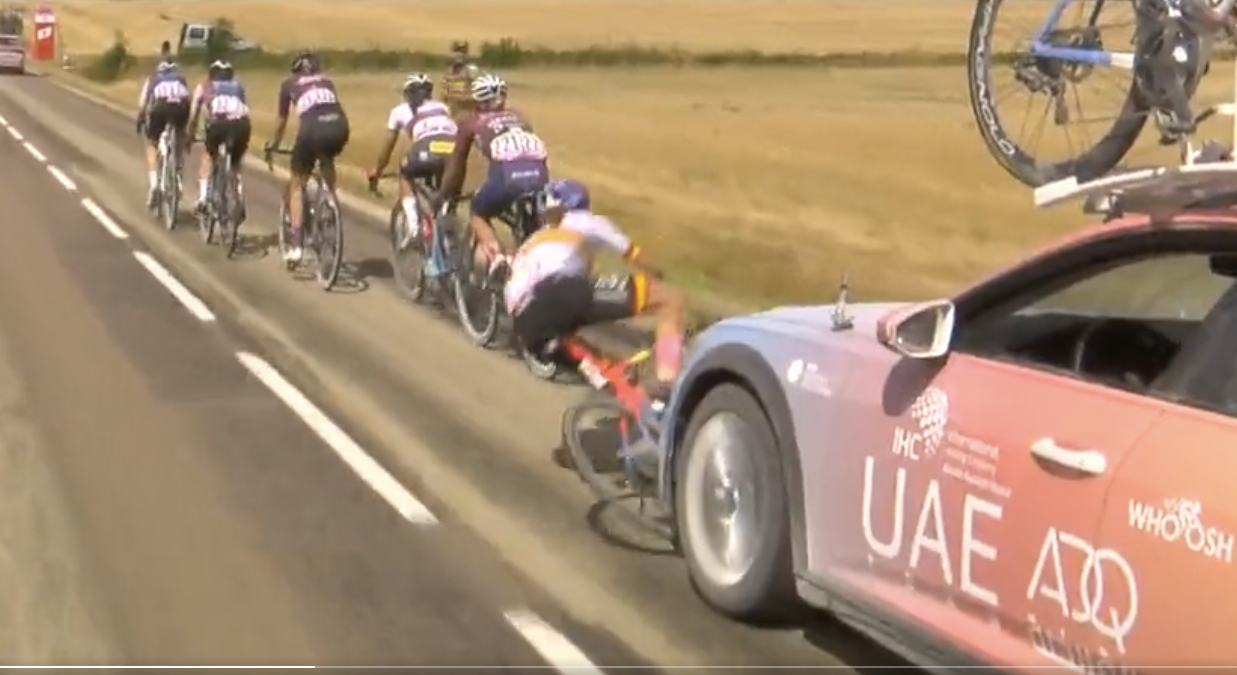 La campeona nacional de España Mavi García es atropellada por el coche de su equipo en la cuarta etapa del Tour de Francia Femenino de 126.8 kilómetros que se disputó entre las localidades francesas de Troyes y Bar-sur-Aube. (Foto: Pantallazo tomado de de Twitter de la cuenta de Gorka Urresola @gorkaurresola)