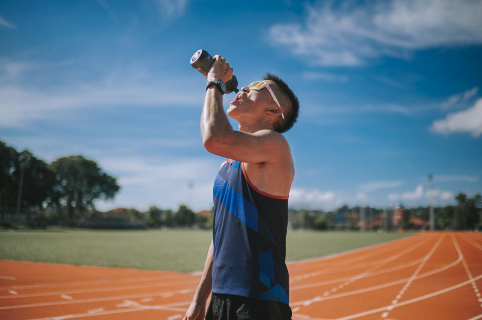 適當補充運動飲料，有助於減緩中暑症狀。（圖／Getty Images）