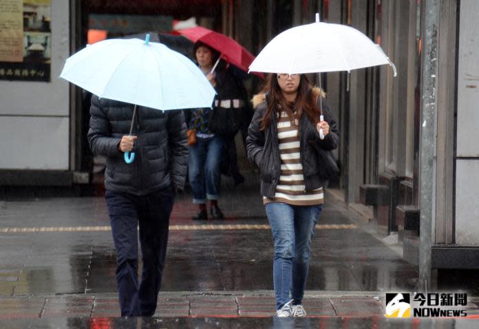 ▲中央氣象局今天（12日）表示，鋒面逐漸往北遠離，降雨稍微趨緩，但白天仍可能發生較大雨勢，直至晚間才會停歇轉晴。（圖／NOWnews資料圖片）