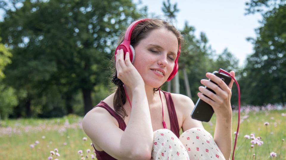 Mit entscheidend für guten Smartphoneklang ist ein ordentlicher Kopfhörer. Foto: Chrstin Klose