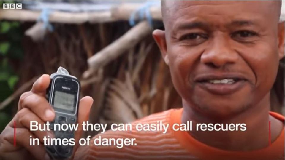 當地漁民解釋，帶保險套是為了要保護手機，避免在落海時手機因浸水無法撥通和定位。(圖／翻攝自YouTube)