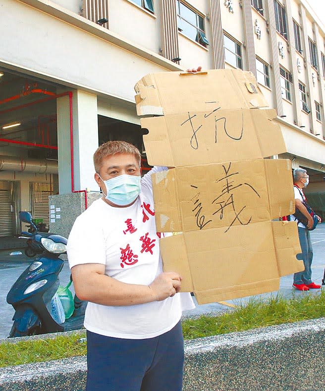 台北市環南市場2日緊急宣布休市3天進行環境清消，因事發突然，有攤商拿著抗議手板表達不滿，擔心影響生計。（趙雙傑攝）