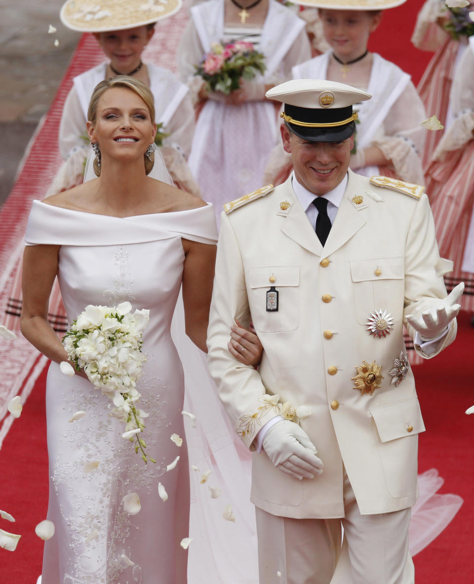 La última gran boda de Mónaco fue la del príncipe Alberto y Charlène, que se convertía en <em>royal</em> tras haberse dedicado profesionalmente a la natación. Se celebró el 2 de julio de 2011 y la novia lució un espectacular diseño exclusivo de Armani con 40.000 cristales de Swarovski. (Foto: Benoit Tessier / AP).