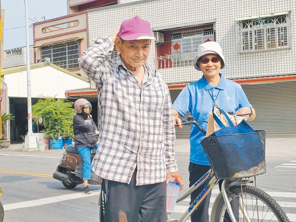 82歲陳勤阿嬤（右）認為運動、上課是恢復健康的神奇藥方，每天去彭草山（左）家揪他一起上學。（周麗蘭攝）