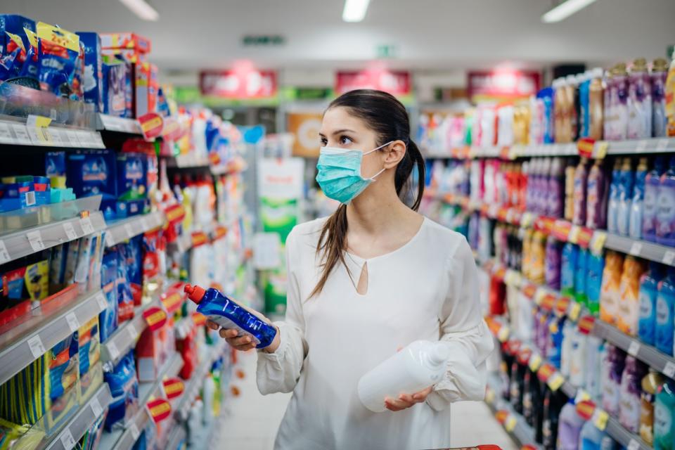 Kann der Abstand von 1,5 Metern zu anderen Personen nicht gewahrt werden, sind Alltagsmasken, medizinische Masken oder FFP2-Masken Pflicht: in öffentlichen Verkehrsmitteln, im Supermarkt, beim Friseur oder im Restaurant. (Bild: iStock / eldinhoid)