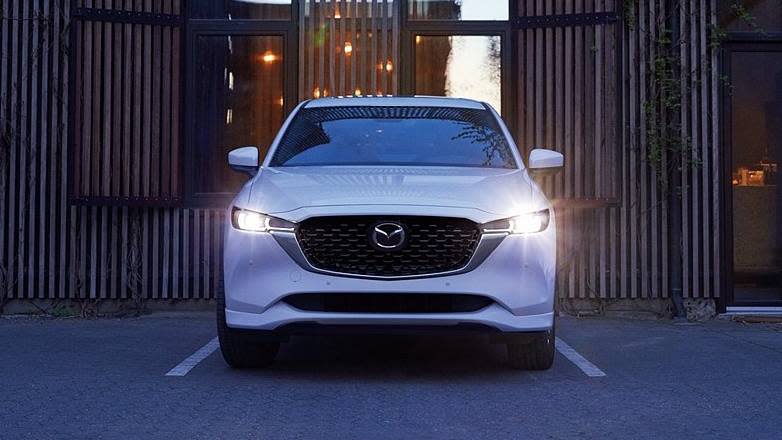 Mazda為主力車型追加ALH (Adaptive LED Headlights) 智慧型頭燈，內部LED燈泡數增加20顆，配合感應器辨識前方路況，能依行車速度自動調整3種光形模式。(圖片來源/ Mazda)