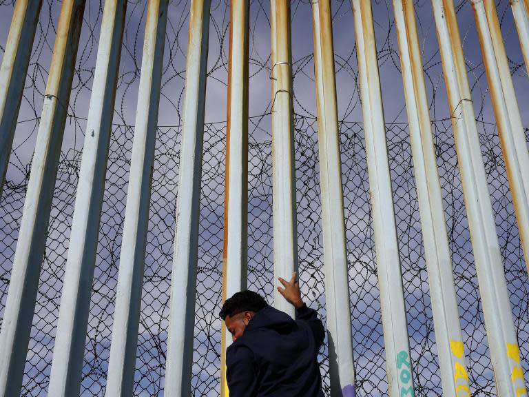 Trump tweets incorrect immigrant crime statistics in defence of Mexico border wall