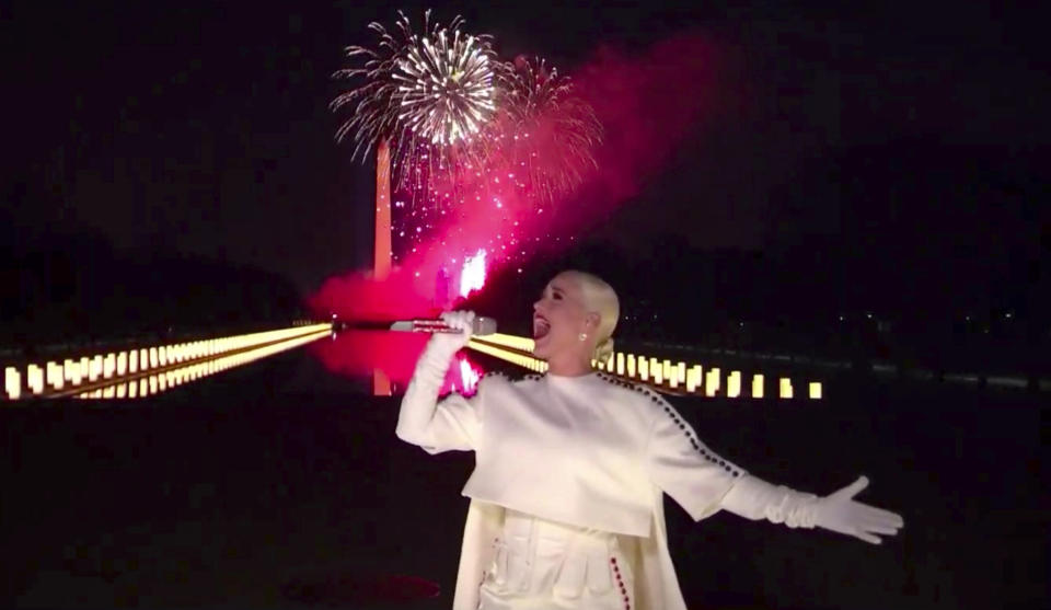 En esta imagen tomada de video, Katy Perry interpreta "Firework" al final del especial "Celebrating America" el miércoles 20 de enero del 2021, tras la investidura del presidente Joe Biden, en Washington. (Biden Inaugural Committee via AP)