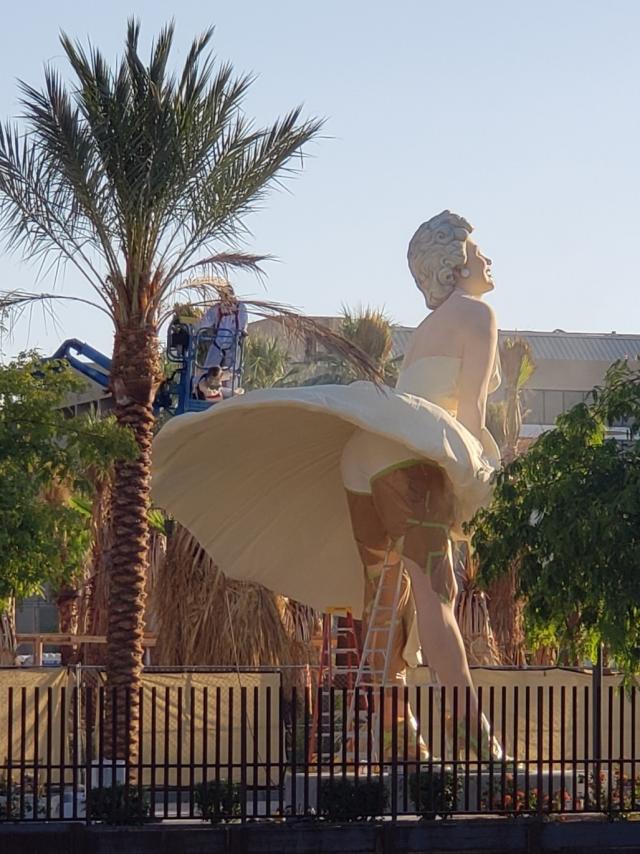 Giant Marilyn Monroe Statue: Installation Begins In Palm Springs