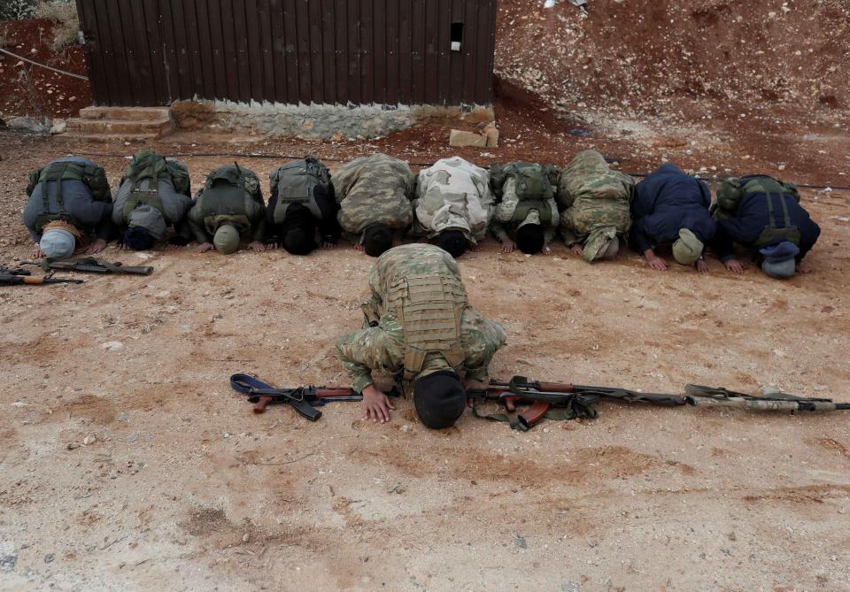 <p>Mitglieder der von der Türkei unterstützten Freien Syrischen Armee beten in einem Trainingscamp in Azaz. (Bild: REUTERS/Osman Orsal) </p>