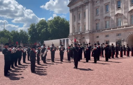 The royal guards played “Shake It Off.” Instagram / theroyalfamily