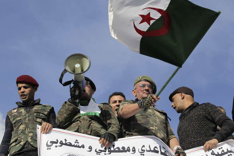 阿爾及利亞2019年總統大選，5位候選人都與前總統關係密切，引發民眾抗議。圖為支持大選的軍隊。（AP）