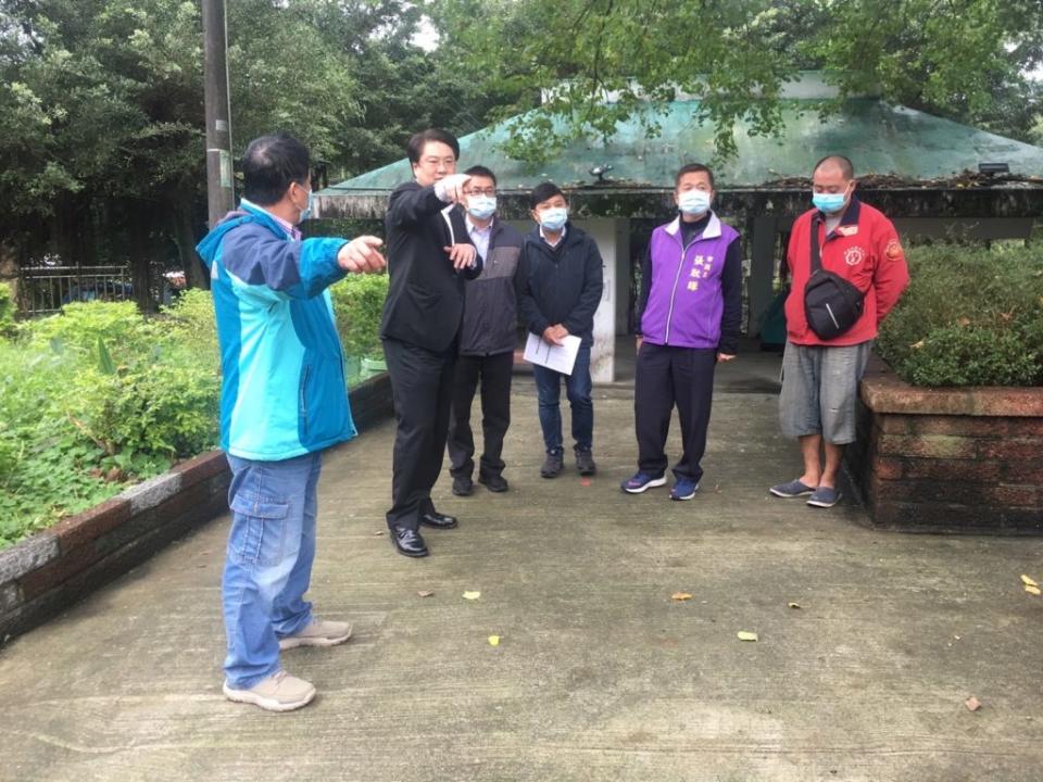 市長林右昌親自會勘泰安公園現況，環境改造案終露曙光。(記者王慕慈攝)