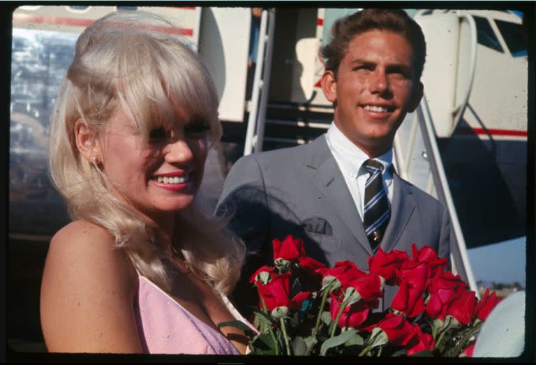 Mamie Van Doren, con 33 años, en Sacramento, California, con Lee Meyros, su marido de 19 años
