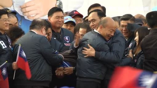 新北市競選總部成立造勢大會韓、朱擁抱。（圖／翻攝畫面）