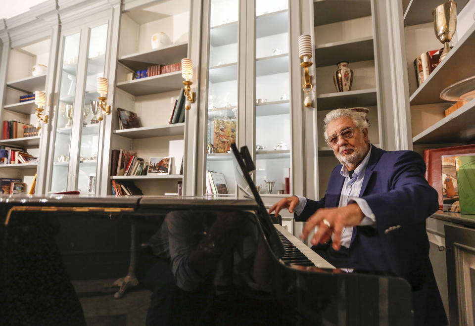 El tenor español Plácido Domingo toca el piano durante una entrevista con The Associated Press en Nápoles, Italia, el domingo 23 de agosto de 2020. (AP Foto/Riccardo De Luca)