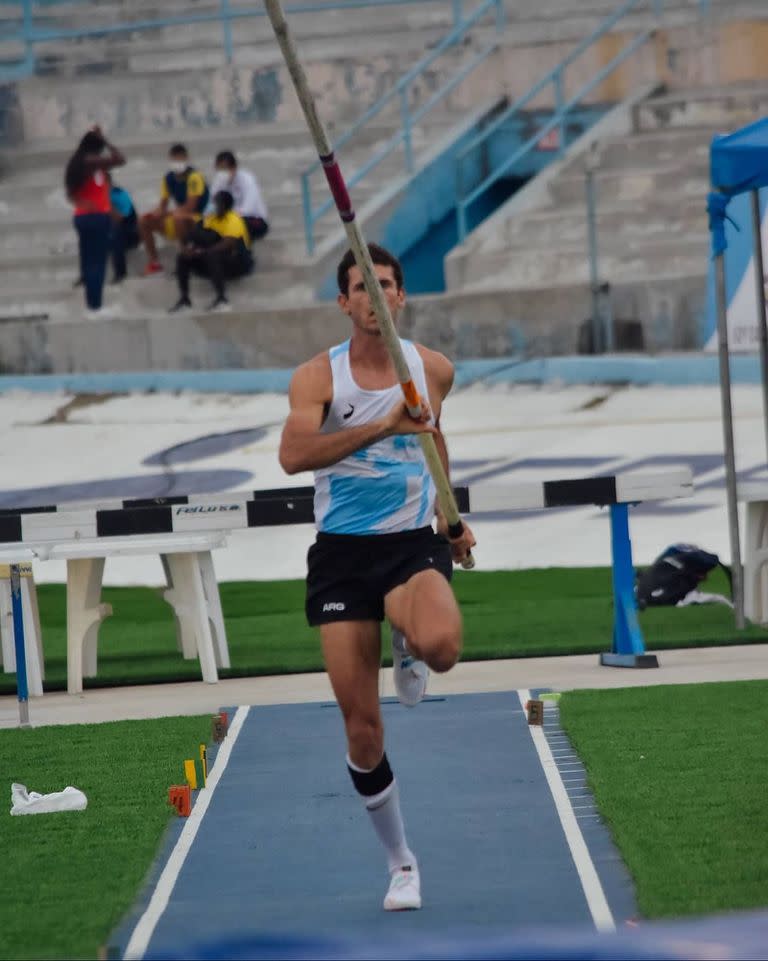 Germán Chiaraviglio, medalla de oro en salto con garrocha.