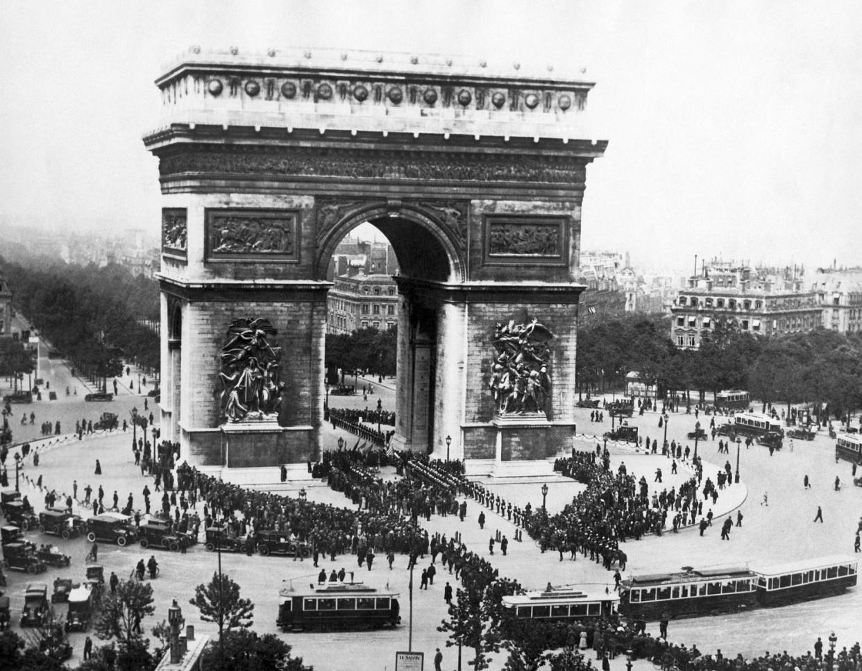 Paris, France:  June 9, 1923
Memorial Day at the Arc de Triomphe de lEtoile at the western end of the Champs-Elysees in Paris. It honors those who fought for France. (Underwood Archives, Inc / Alamy Stock Photo)