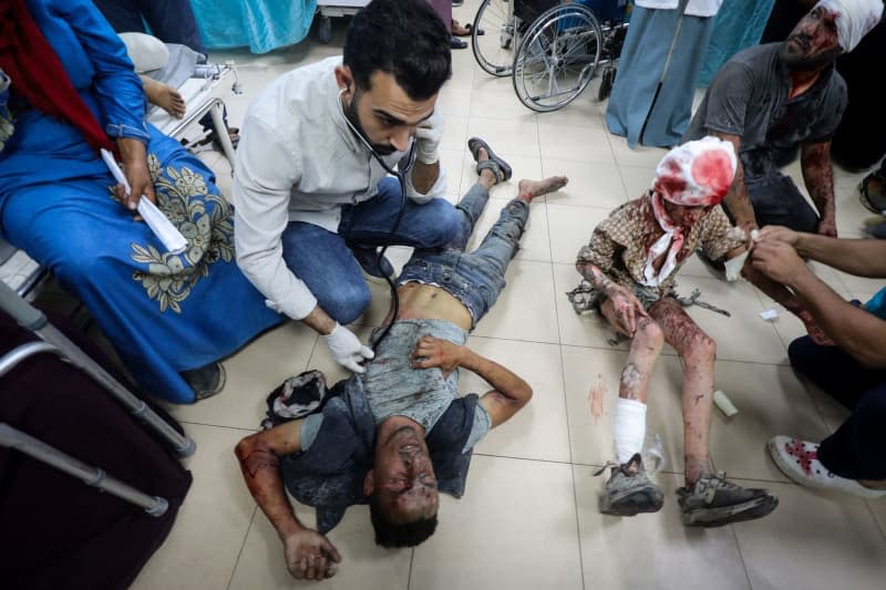 Injured Palestinians receive medical treatment at al Aqsa Martyrs hospital after an Israeli strike hit a school housing displaced people in Deir al-Balah Omar Ashtawy/APA Images via ZUMA Press Wire/dpa