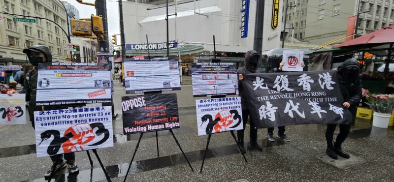 加拿大港台社區抗議23條 警惕台灣莫成香港 加拿大溫哥華市中心街頭23日舉行「反23條惡法」的 集會抗議活動，約300人參加。參加者多半是香港 人，也有台裔民眾到場支持香港朋友。 中央社記者程愛芬溫哥華攝 113年3月24日 