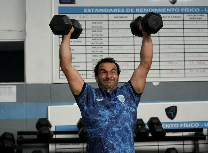 FOTO DE ARCHIVO. El jugador de rugby uruguayo Guillermo Lijtenstein levanta pesas durante una sesión de entrenamiento, antes de los Juegos Olímpicos de París 2024, en Montevideo, Uruguay