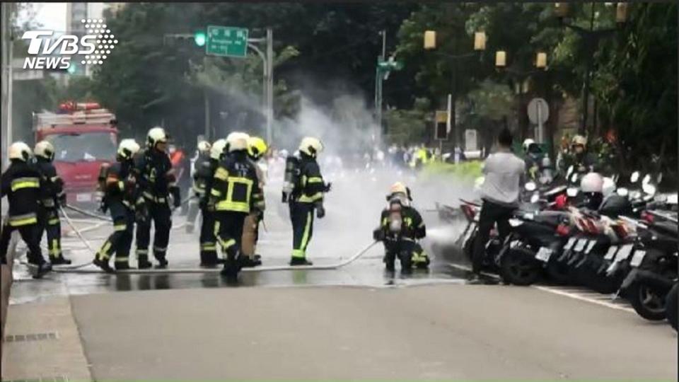 目前初估約有30輛機車遭到燒毀，起火原因還有待調查釐清。（圖／TVBS）