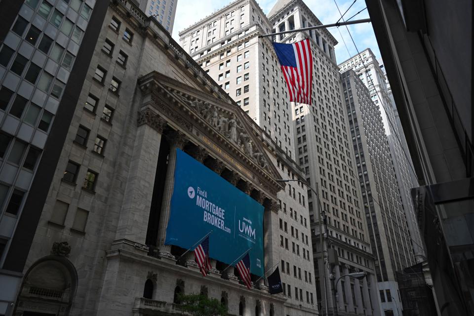 FTSE 100 Photo by: NDZ/STAR MAX/IPx 2023 7/19/23 Signage for United Wholesale Mortgage (UWMC) outside the New York Stock Exchange (NYSE) on Wall Street on July 19, 2023 in New York City.