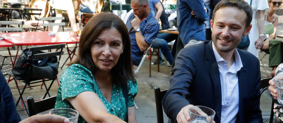 Anne Hidalgo (PS) et David Belliard (EELV), entre les deux tours des municipales à Paris, le 2 juin 2020. Les deux candidats viennent de s'allier pour le second tour. Anne Hidalgo a d'abord cherché, avant le premier tour, à affaiblir son futur soutien en donnant des gages aux électeurs sensibles à l'écologie.
