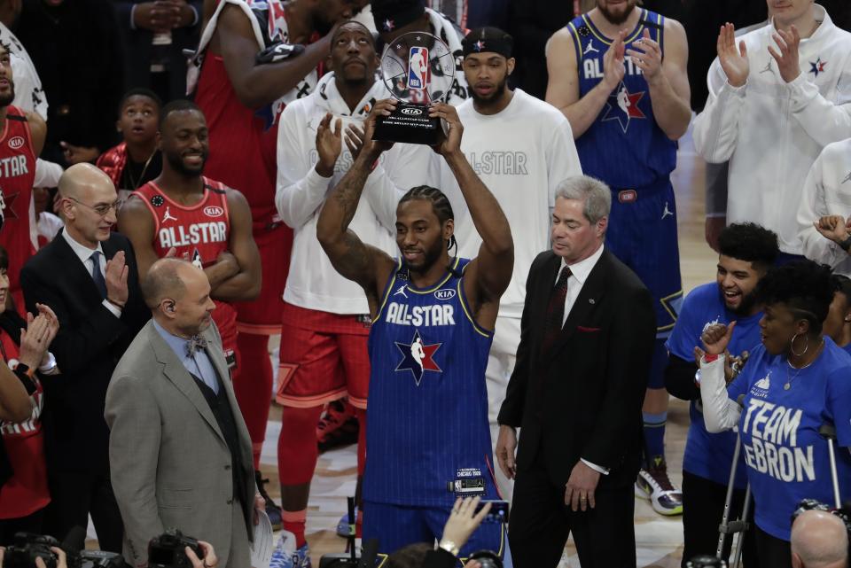 Kawhi Leonard de los Clippers de Los Ángeles Clippers sostiene el trofeo Kobe Bryant al Jugador Más Valioso del Juego de Estrellas de la NBA el domingo 16 de febrero de 2020, en Chicago. (AP Foto/David Banks)