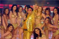 Willie Revillame with the Wowowillie girls