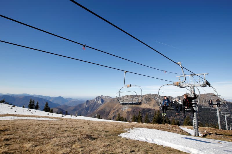 Las pistas de esquí cerradas por falta de nieve se muestran en la estación de esquí de The Mourtis en Boutx, Francia, el 10 de febrero de 2020