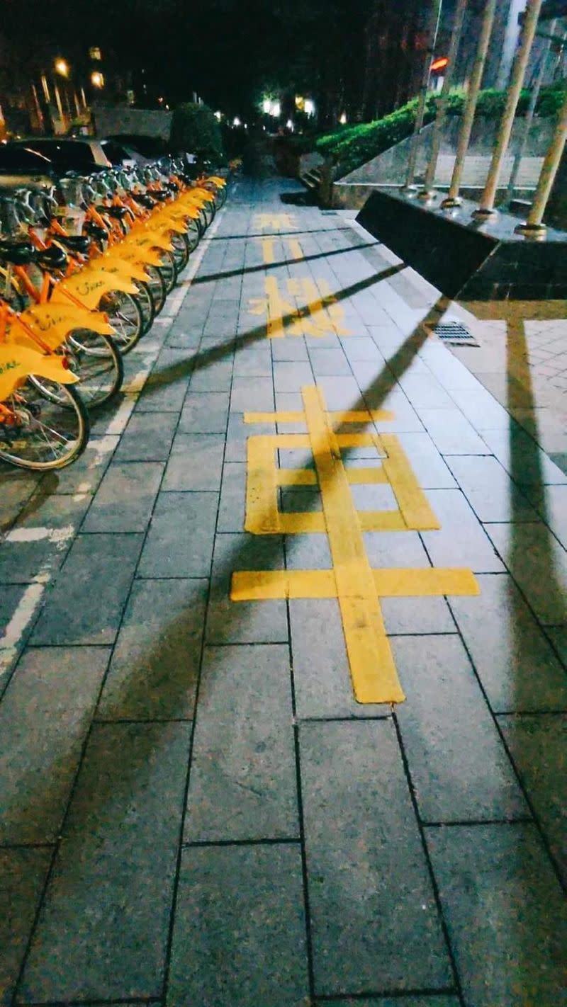 ▲內文提及台灣人行道與騎樓的設置亂象。（圖／翻攝自「我是台灣行人 I’m a pedestrian in Taiwan」臉書粉專）