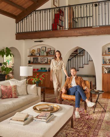 Seth Kaplan, Troian Bellisario y Patrick J.  adams en casa