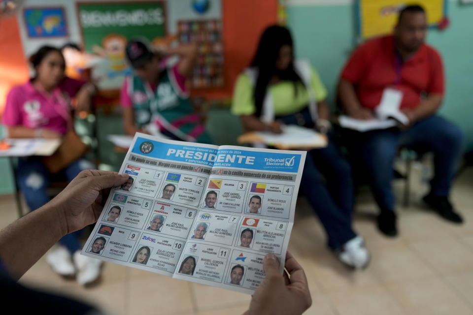 Un trabajador electoral sujeta una papeleta mientras se realiza el conteo de votos en Ciudad de Panamá, el domingo 5 de mayo de 2024. (AP Foto/Matías Delacroix)