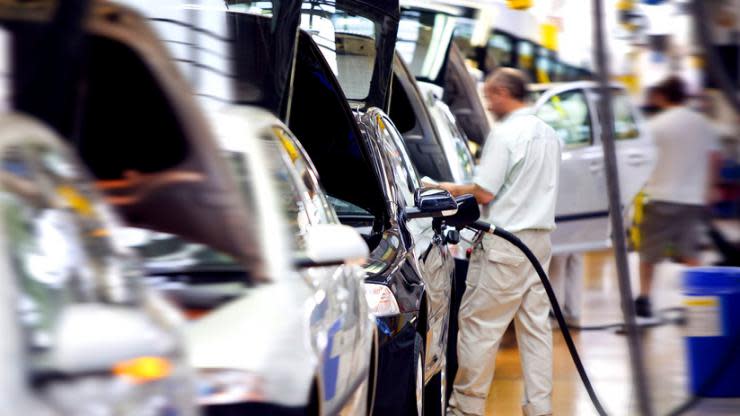 homme travaillant dans une usine de fabrication automobile