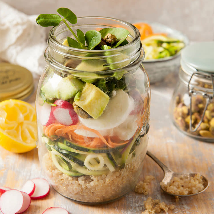 Ensalada de quinoa con aguacate, verduras y frutos secos