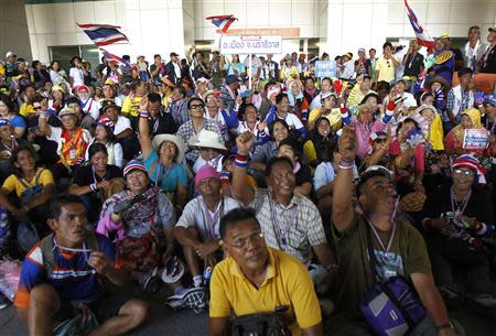 Anti-government protesters take part in a rally outside the office of Election Commission in Bangkok May 15, 2014. REUTERS/Chaiwat Subprasom