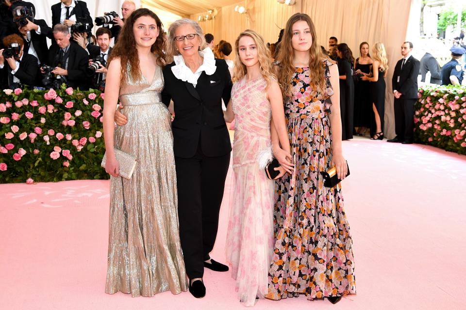 <h1 class="title">Sarah Cameron Leibovitz, Annie Leibovitz in Christy Rilling, Samuelle Leibovitz, and Susan Leibovitz</h1><cite class="credit">Photo: Getty Images</cite>