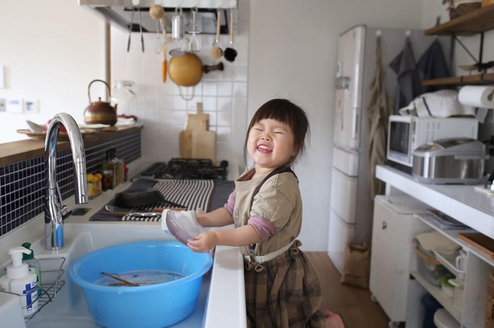 【料理達人】踩住凳仔落廚　3歲萌妹技巧超班