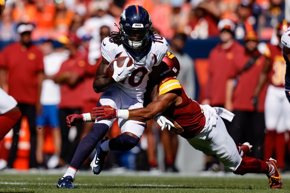 17 sep. 2023; Denver, Colorado, VS; Denver Broncos wide receiver Jerry Jeudy (10) wordt aangepakt door Washington Commanders cornerback Kendall Fuller (29) in het tweede kwart op Empower Field at Mile High. Verplichte vermelding: Isaiah J. Downing-USA TODAY Sports