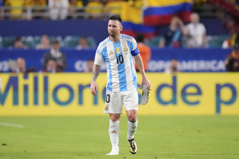 El capitán de Argentina Lionel Messi se retira lesionado del campo de juego durante la final de la Copa América contra Colombia en Miami Gardens, domingo 14 julio, 2024. (AP Foto/Julio Cortez)