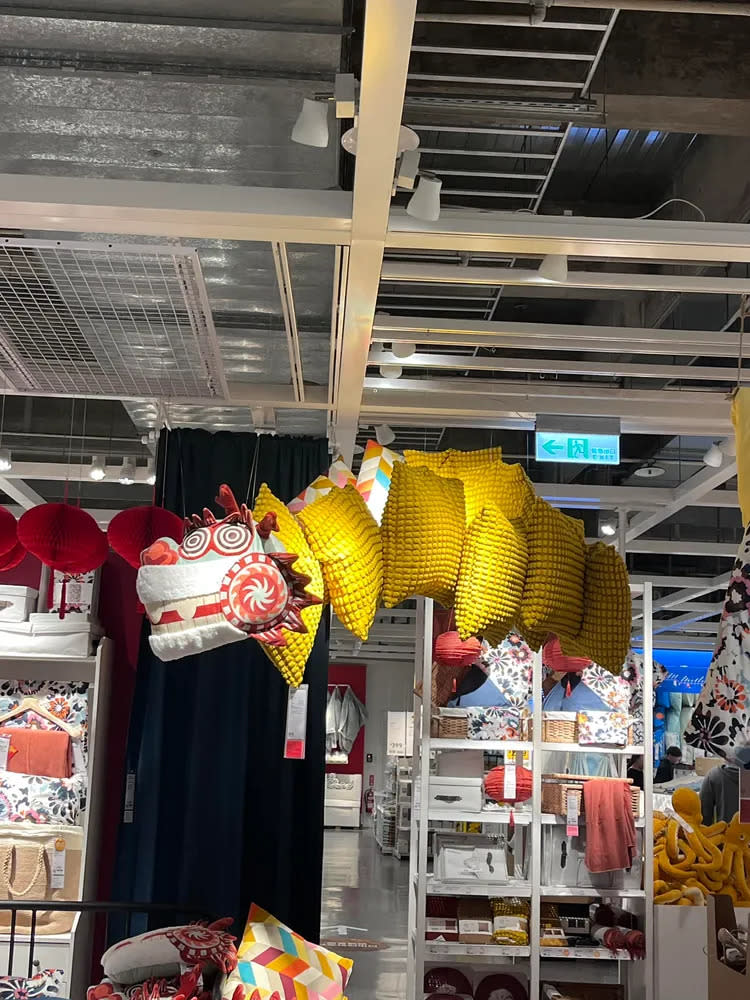 網友在IKEA店員創意無極限，將一排抱枕高掛天花板，當場變成「飛龍在天」。翻攝《路上觀察學院》社團