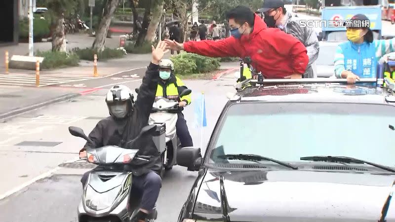 有騎士單手騎車到蔣萬安車隊旁邊，就是為了跟蔣萬安握到手。