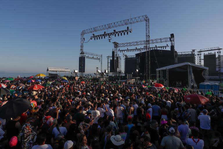 El público se fue agolpando frente al escenario para ver a Madonna, durante el atardecer carioca 