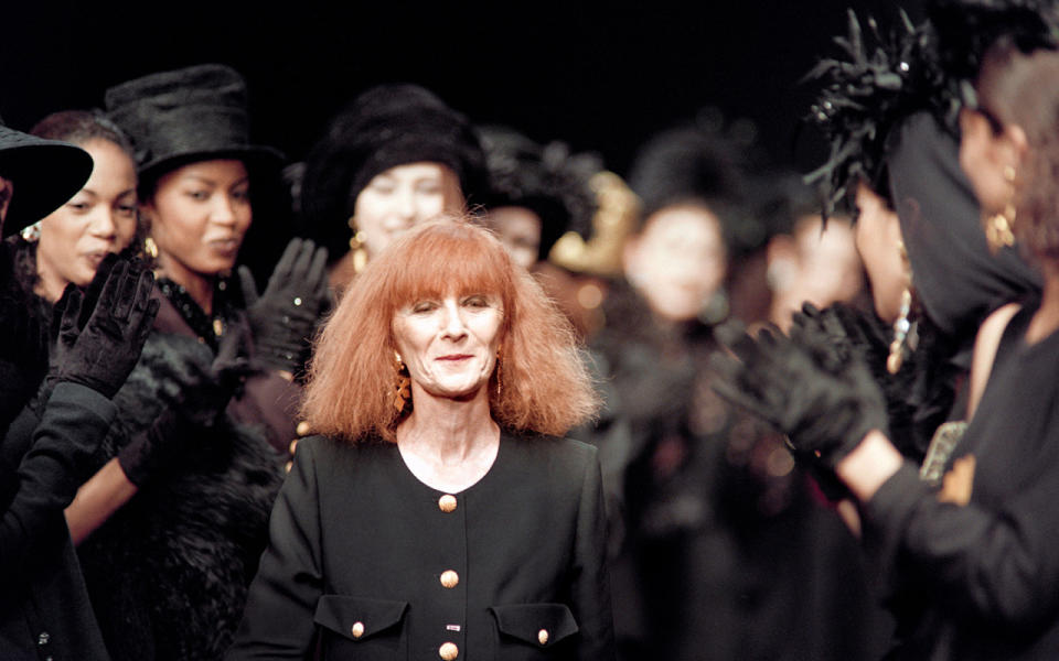 <p>Sonia Rykiel, fondatrice de la maison de couture du même du nom et surnommée « la Reine du tricot », est morte jeudi 25 août à Paris, à l’âge de 86 ans. On lui doit les rayures, les coutures à l’envers, les sweats portés à même la peau… Eprise de liberté, la couturière Sonia Rykiel avait fondé sa maison de prêt-à-porter en 1968, à Saint-Germain-des-Prés. </p>